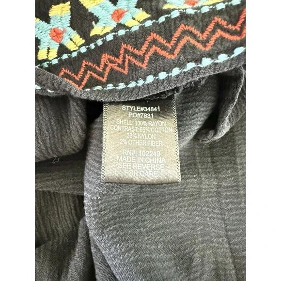 🖤 Skies Are Blue Black Embroidered V-Neck Top – Size Large - Picture 6 of 8